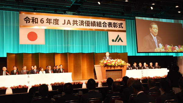 あいさつする青江会長