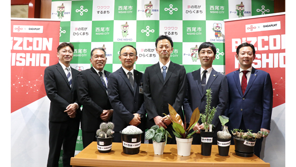 オンライン販売開始について西尾市の中村市長（右）に報告。左からＪＡ西三河の稲垣店長、鈴木園長、浅井部長、ガガプランツの鈴木代表、冨永植物の冨永代表